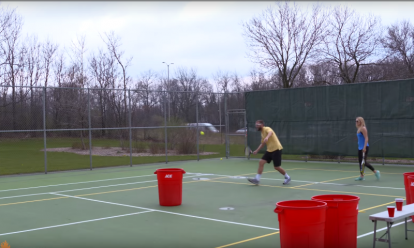 BeerPong op de tennisbaan